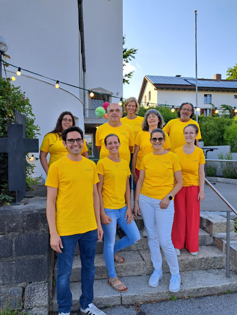 Das Team des AK Inklusion der Gemeinde St.-Johannes-Kirche von links nach rechts: Andrea Horvath, Pfarrer Dr. Jonathan Steensen, Julia Steensen, Hans-Jürgen Brandt, Corinna Meurer, Gisela Rinesch, Christine Biereder, Frank Meurer, Carlotta Meurer